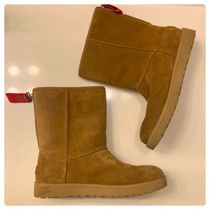 New size 10 UGG Women's Classic Short Logo Zip Chestnut Boots red tag.